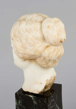 Female marble head in ancient manner - photo 3
