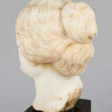 Female marble head in ancient manner - photo 3
