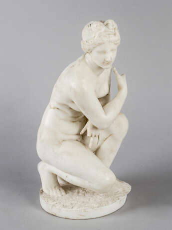 Marble Sculpture of the crouching Venus after the ancient on round base sitting on a shell - фото 1