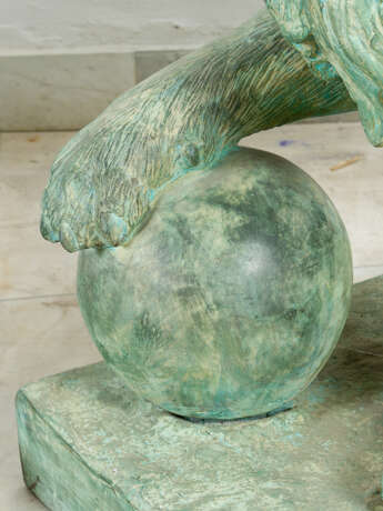 Pair of large bronze lions in sitting position with ball in paw on rectangular integrated bases - photo 3