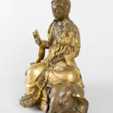 Guanyin sitting on elephant with lotus and bowl in her hands - Foto 3