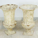 Pair of garden urn vases in classical style on quadratic base - фото 1
