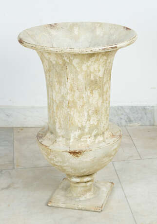 Pair of garden urn vases in classical style on quadratic base - photo 2