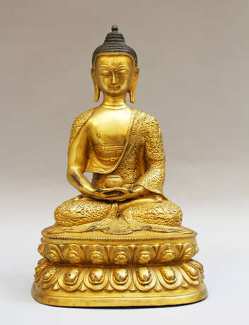 Buddha Shakayamuni in sitting position on Lotus base with rich decorated coat - Foto 1