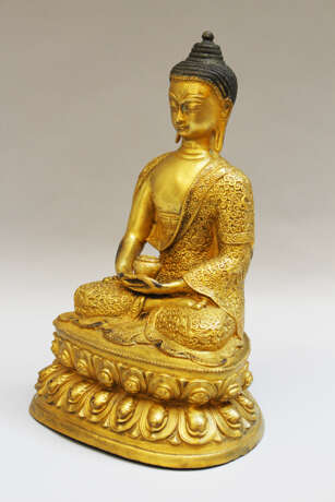 Buddha Shakayamuni in sitting position on Lotus base with rich decorated coat - Foto 2