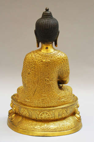 Buddha Shakayamuni in sitting position on Lotus base with rich decorated coat - Foto 3