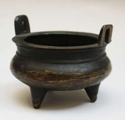 Asian bronze vessel on three legs round bowed bowl with two side-grips
