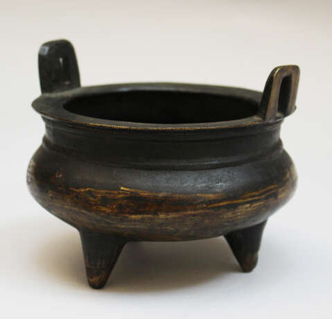Asian bronze vessel on three legs round bowed bowl with two side-grips - Foto 1