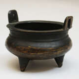 Asian bronze vessel on three legs round bowed bowl with two side-grips - Foto 1
