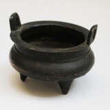 Asian bronze vessel on three legs round bowed bowl with two side-grips - Foto 2