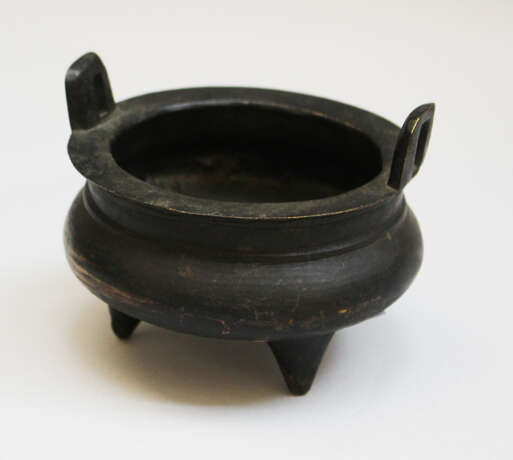 Asian bronze vessel on three legs round bowed bowl with two side-grips - фото 2