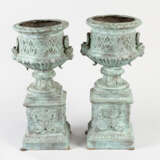 Pair of bronze urn vases on quadratic bases with thinner central and round upper bowl with maidens head on the side - Foto 1