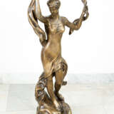 Large bronze sculpture of a gril with birds and scarf on naturalistic base - Foto 3