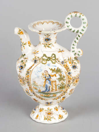 Italian majolica can with one spout and handgrip on oval base - фото 1