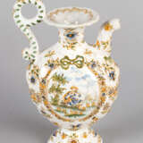 Italian majolica can with one spout and handgrip on oval base - photo 2