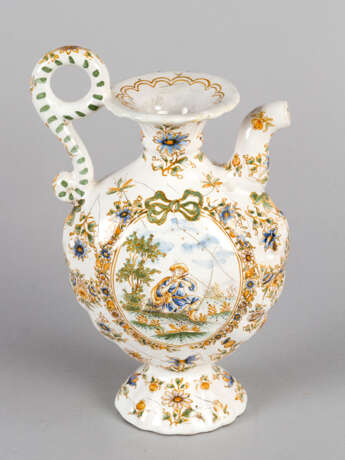 Italian majolica can with one spout and handgrip on oval base - фото 2