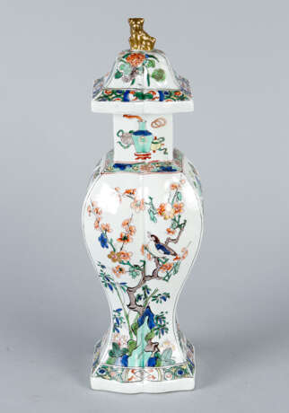 Chinese Porcelain Vase - фото 1