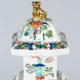 Chinese Porcelain Vase - фото 2