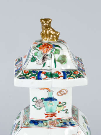 Chinese Porcelain Vase - фото 2