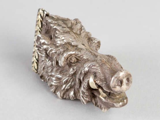 Snuff box in form of a wild boar head on the reverse lit with hazelnut symbol silver 90gramm 19th century - photo 3
