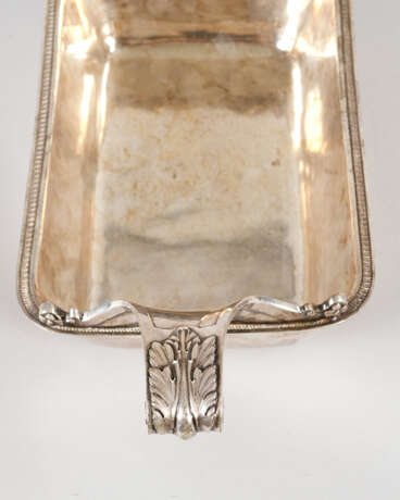Russian silver bowl rectangular shape with rounded corners two signed grips ending in volutes with leaf and decorations polish marked on the other side 1500gramms - photo 2