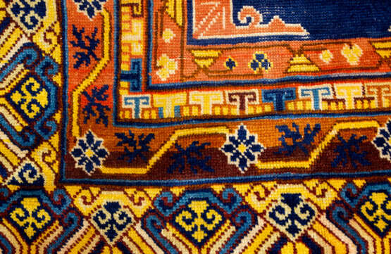 Oriental carpet with ten field decoration bands and rich ornaments in blue red yellow brown and white colours signs of age and use - Foto 2