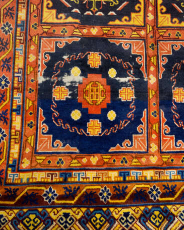 Oriental carpet with ten field decoration bands and rich ornaments in blue red yellow brown and white colours signs of age and use - Foto 3