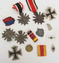 KONVOLUT von 4 Ehrenverdienstkreuzen, 2 Eisernen Kreuzen 2. Weltkrieg mit Herstellerpunze.