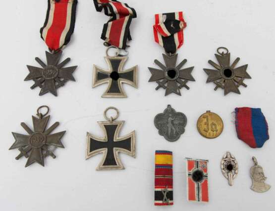 KONVOLUT von 4 Ehrenverdienstkreuzen, 2 Eisernen Kreuzen 2. Weltkrieg mit Herstellerpunze. - Foto 3