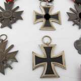 KONVOLUT von 4 Ehrenverdienstkreuzen, 2 Eisernen Kreuzen 2. Weltkrieg mit Herstellerpunze. - фото 4
