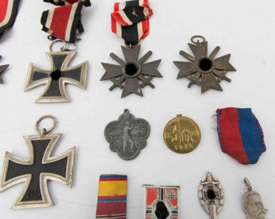 KONVOLUT von 4 Ehrenverdienstkreuzen, 2 Eisernen Kreuzen 2. Weltkrieg mit Herstellerpunze. - Foto 5