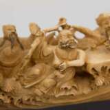 FIGÜRLICHE RELIEFARBEIT, Bein, China wohl Qianglong Nian Zhi 18. Jahrhundert - Foto 13