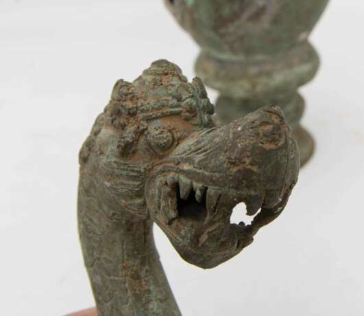 ANTIKES GEFÄß MIT DRACHENKOPF-GRIFF, Bronze, wohl China, 18./19. Jahrhundert - фото 10