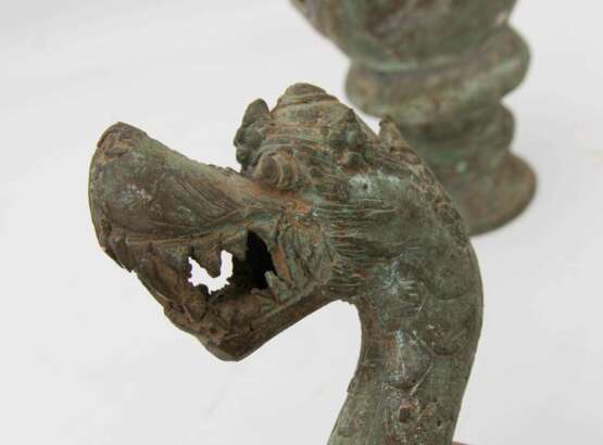 ANTIKES GEFÄß MIT DRACHENKOPF-GRIFF, Bronze, wohl China, 18./19. Jahrhundert - фото 11
