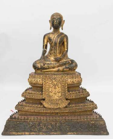 BRONZE DES BUDDHA SHAKYAMUNI IM MEDITATIONSSITZ, auf getrepptemThron, Thailand, 19. Jahrhundert - Foto 1