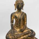 BRONZE DES BUDDHA SHAKYAMUNI IM MEDITATIONSSITZ, auf getrepptemThron, Thailand, 19. Jahrhundert - photo 2