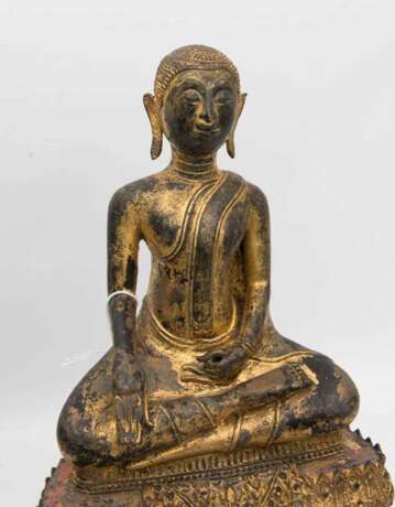 BRONZE DES BUDDHA SHAKYAMUNI IM MEDITATIONSSITZ, auf getrepptemThron, Thailand, 19. Jahrhundert - фото 2