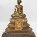 BRONZE DES BUDDHA SHAKYAMUNI IM MEDITATIONSSITZ, auf getrepptemThron, Thailand, 19. Jahrhundert - photo 4