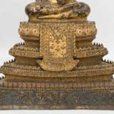BRONZE DES BUDDHA SHAKYAMUNI IM MEDITATIONSSITZ, auf getrepptemThron, Thailand, 19. Jahrhundert - фото 7
