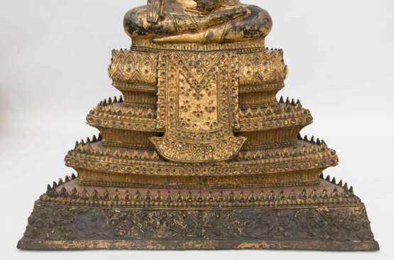 BRONZE DES BUDDHA SHAKYAMUNI IM MEDITATIONSSITZ, auf getrepptemThron, Thailand, 19. Jahrhundert - Foto 7