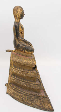 BRONZE DES BUDDHA SHAKYAMUNI IM MEDITATIONSSITZ, auf getrepptemThron, Thailand, 19. Jahrhundert - Foto 8