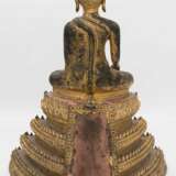 BRONZE DES BUDDHA SHAKYAMUNI IM MEDITATIONSSITZ, auf getrepptemThron, Thailand, 19. Jahrhundert - Foto 10