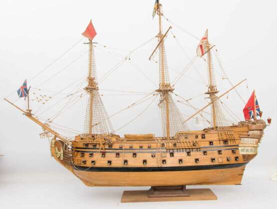 MINIATURSCHIFF, Englisches Kriegsschiff, Holz/Leinen, Deutschland, 20. Jahrhundert - Foto 1