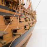 MINIATURSCHIFF, Englisches Kriegsschiff, Holz/Leinen, Deutschland, 20. Jahrhundert - photo 3