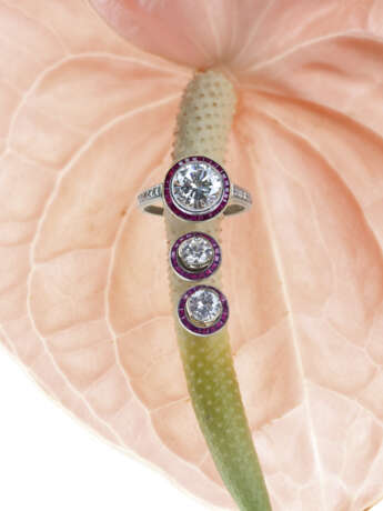 Ring und ein Paar Ohrstecker mit Diamanten und Rubinen - фото 1