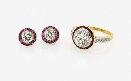 Ring und ein Paar Ohrstecker mit Diamanten und Rubinen - photo 2