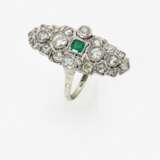 Marquisefömiger Ring mit Diamanten und Smaragd - фото 2