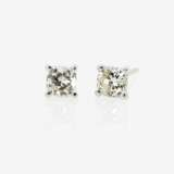 Ein Paar Ohrstiftstecker mit Diamanten - Foto 1