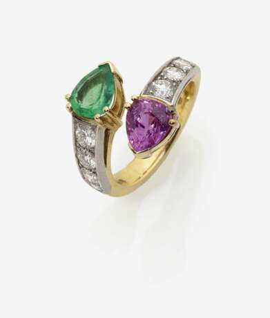 Vis-à-Vis Ring mit einem Smaragd- und einem Pink Saphirtropfen sowie Brillanten - Foto 1