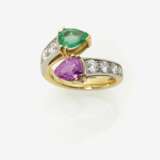 Vis-à-Vis Ring mit einem Smaragd- und einem Pink Saphirtropfen sowie Brillanten - Foto 2